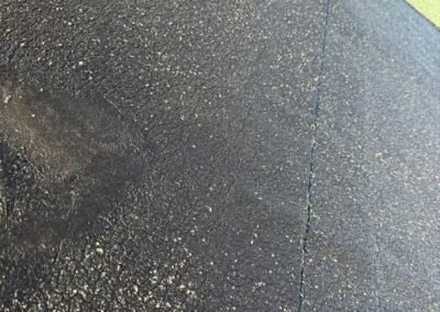 Vue générale de la toiture lidl avec zones réparées et points singuliers à contrôler