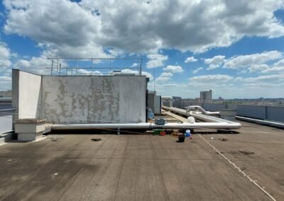Vue générale de la toiture bitumineuse avant réfection sur immeuble de grande hauteur à villeurbanne