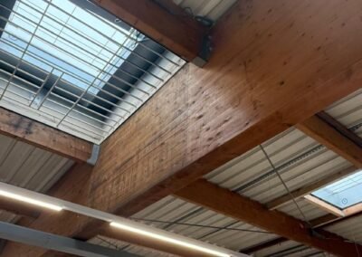 Vue intérieure du magasin lidl avec structure bois et zones d’infiltration visibles