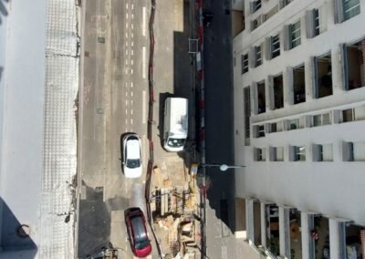 Vue plongeante sur la rue et la zone de grutage en pied d’immeuble lors du chantier à villeurbanne