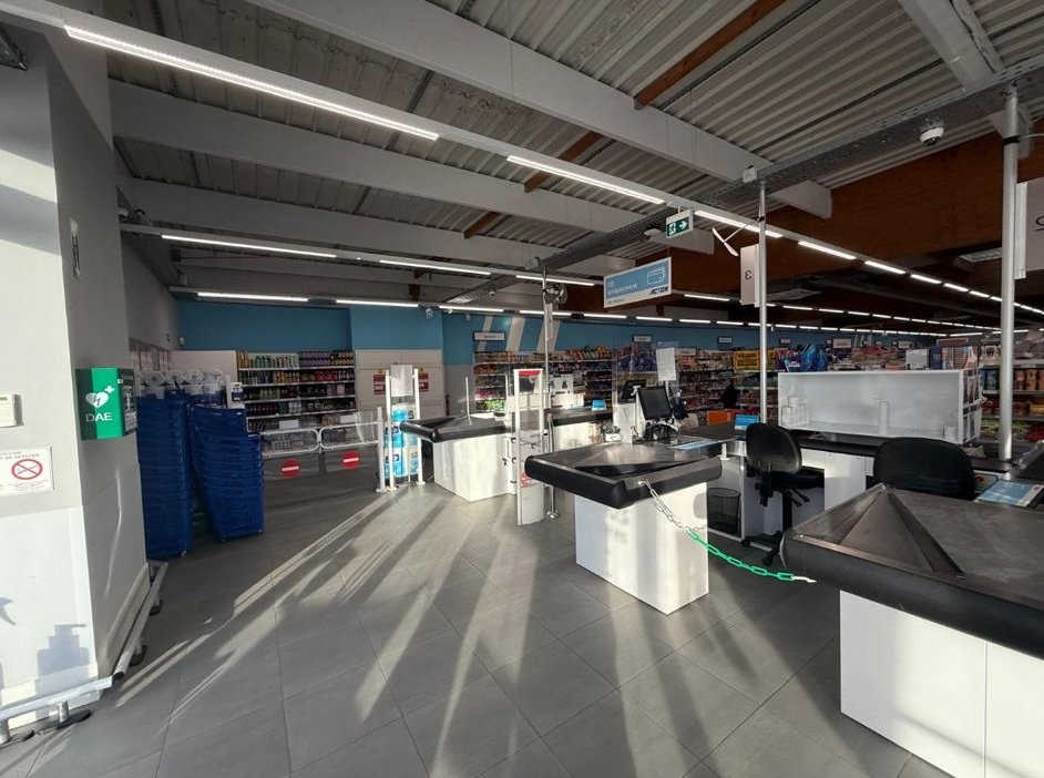 Zone de vente lidl avec inspection des plafonds suite à infiltrations d’eau