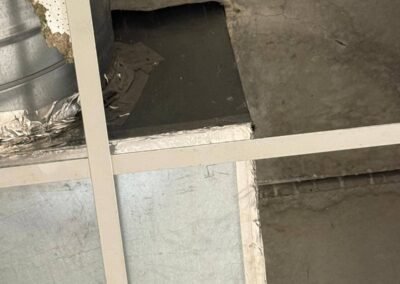 Zone d’infiltration en plafond technique avec présence d’eau stagnante