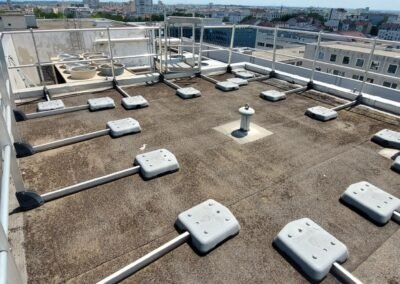 Zone technique en toiture avec garde-corps lestés avant réfection d’étanchéité bitumineuse à villeurbanne